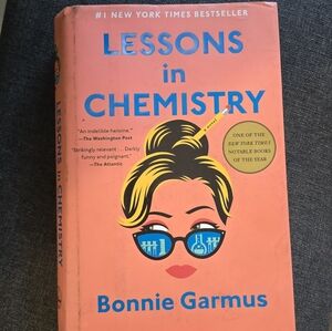 Lessons in Chemistry Fiction Book - Bonnie Garmus Hardback